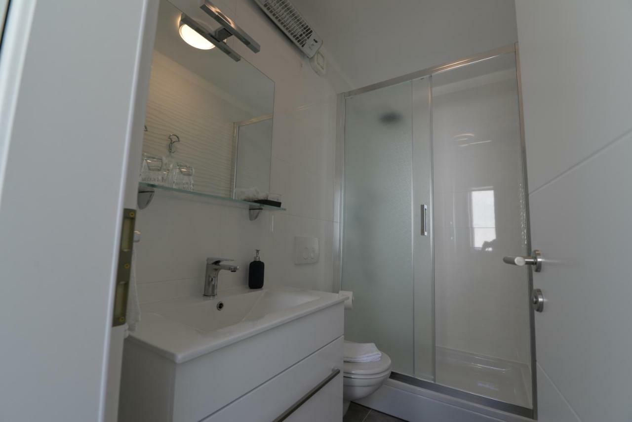 Apartments And Rooms Oliva เซรส ภายนอก รูปภาพ