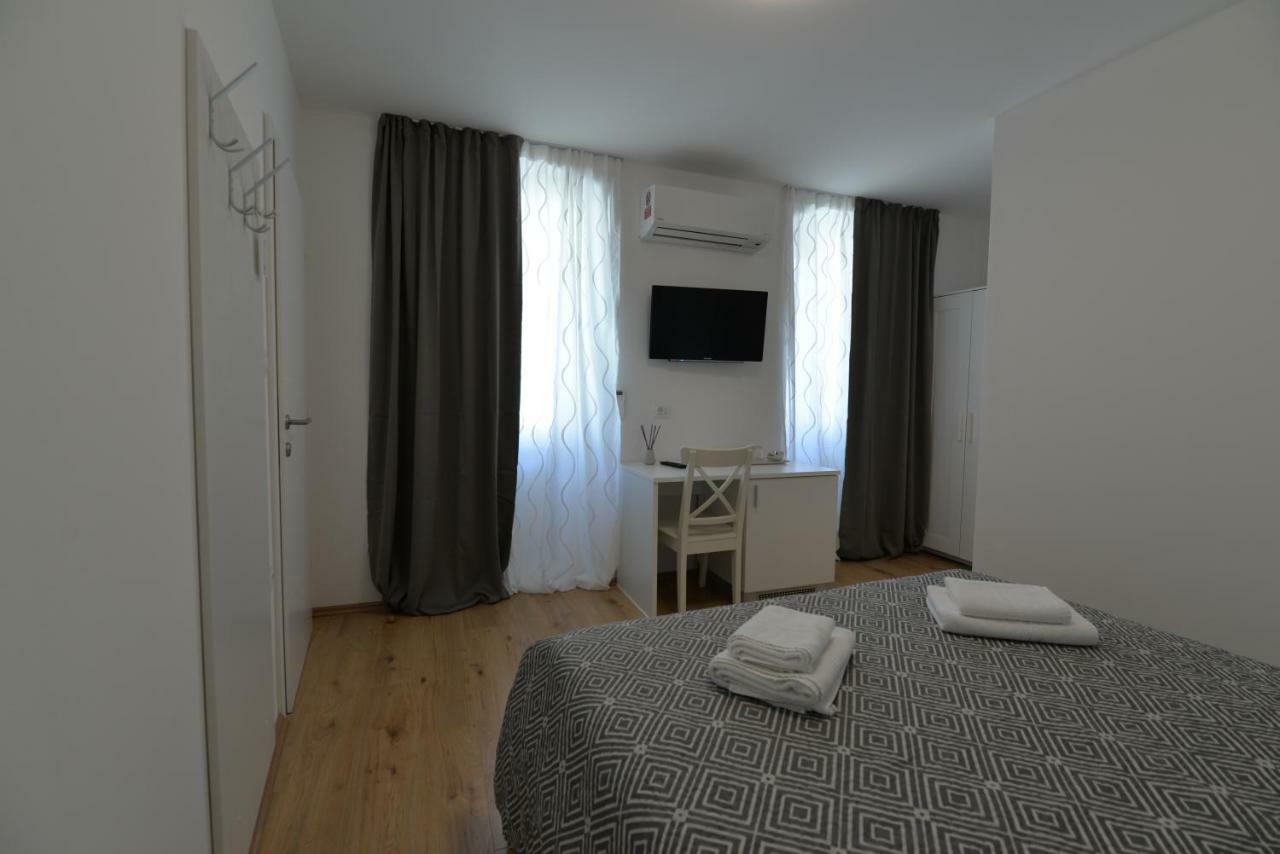 Apartments And Rooms Oliva เซรส ภายนอก รูปภาพ
