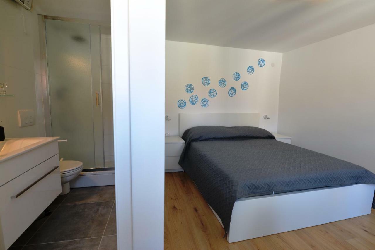 Apartments And Rooms Oliva เซรส ภายนอก รูปภาพ